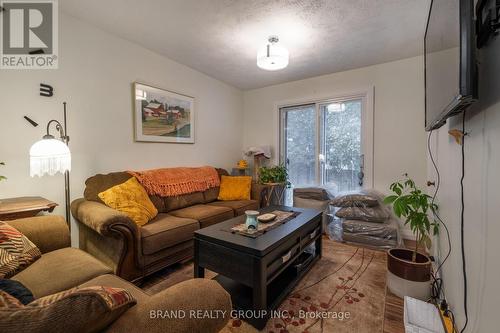 458 5Th Avenue E, Owen Sound, ON - Indoor Photo Showing Living Room