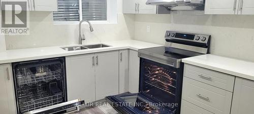 19 Belay Bend, East Gwillimbury, ON - Indoor Photo Showing Kitchen With Double Sink With Upgraded Kitchen