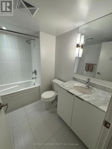 714 - 955 Bay Street, Toronto, ON - Indoor Photo Showing Bathroom