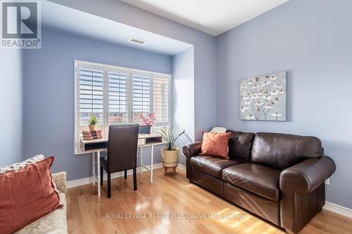 403 - 1499 Nottinghill Gate, Oakville, ON - Indoor Photo Showing Living Room