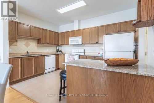 403 - 1499 Nottinghill Gate, Oakville, ON - Indoor Photo Showing Kitchen