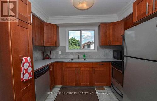 19 - 19 Dawson Crescent, Brampton, ON - Indoor Photo Showing Kitchen