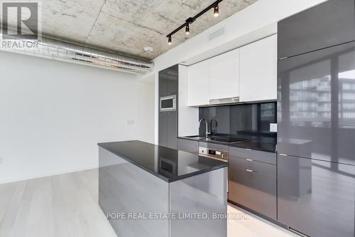 811 - 21 Lawren Harris Square, Toronto, ON - Indoor Photo Showing Kitchen