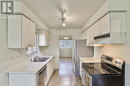 11 Hunter'S Point Drive, Richmond Hill, ON - Indoor Photo Showing Kitchen With Double Sink