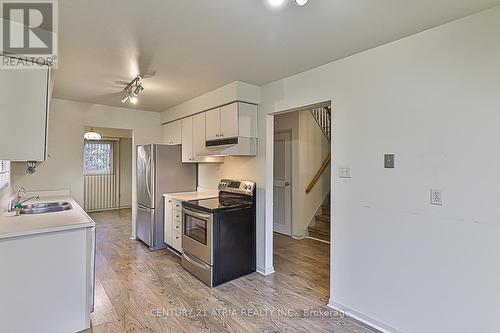 11 Hunter'S Point Drive, Richmond Hill, ON - Indoor Photo Showing Kitchen With Double Sink