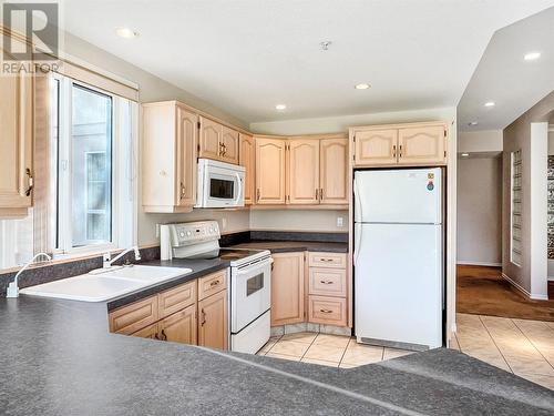 7801 Spartan Drive Unit# 116, Osoyoos, BC - Indoor Photo Showing Kitchen With Double Sink