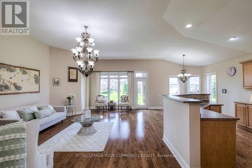 19 Boros Link, Whitchurch-Stouffville, ON - Indoor Photo Showing Living Room