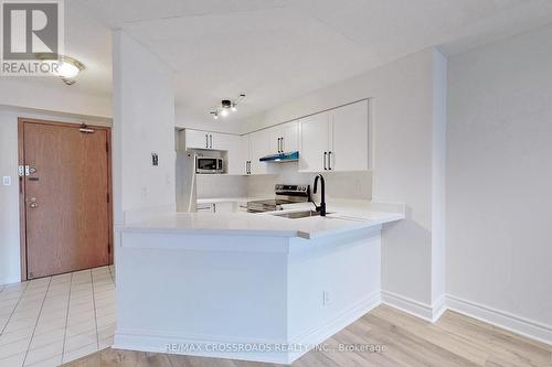 1412 - 24 Wellesley Street W, Toronto, ON - Indoor Photo Showing Kitchen