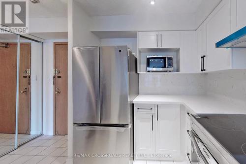 1412 - 24 Wellesley Street W, Toronto, ON - Indoor Photo Showing Kitchen