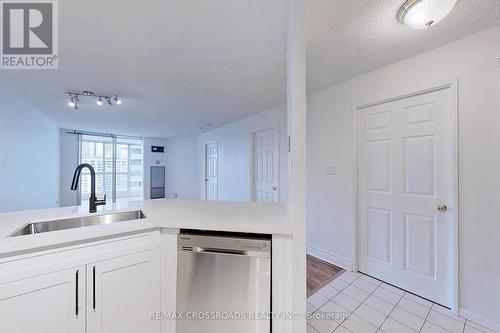 1412 - 24 Wellesley Street W, Toronto, ON - Indoor Photo Showing Kitchen