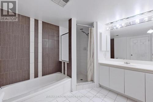 1412 - 24 Wellesley Street W, Toronto, ON - Indoor Photo Showing Bathroom