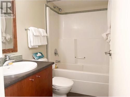 2049 Summit Drive Unit# 311D, Panorama, BC - Indoor Photo Showing Bathroom