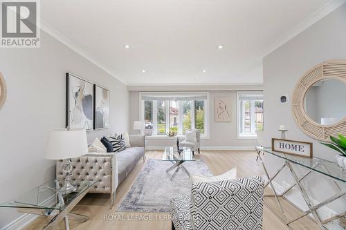 114 Milford Haven Drive, Toronto, ON - Indoor Photo Showing Living Room