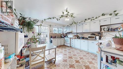 32 Markham Street, Toronto, ON - Indoor Photo Showing Kitchen