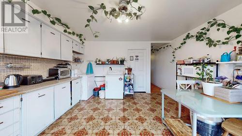 32 Markham Street, Toronto, ON - Indoor Photo Showing Kitchen