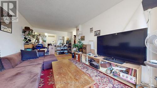 32 Markham Street, Toronto, ON - Indoor Photo Showing Living Room