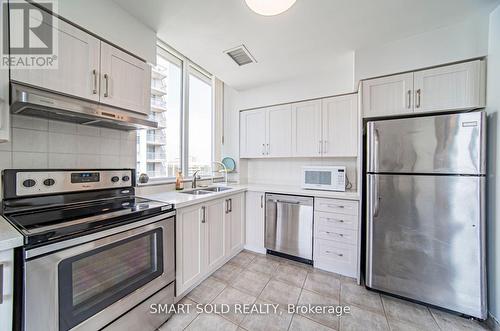 Ph210 - 256 Doris Avenue, Toronto, ON - Indoor Photo Showing Kitchen With Double Sink