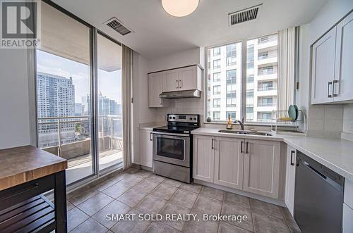 Ph210 - 256 Doris Avenue, Toronto, ON - Indoor Photo Showing Kitchen With Double Sink