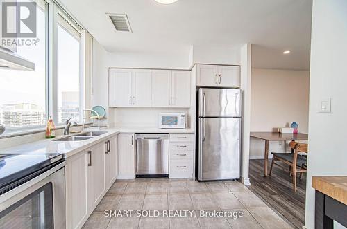 Ph210 - 256 Doris Avenue, Toronto, ON - Indoor Photo Showing Kitchen With Double Sink