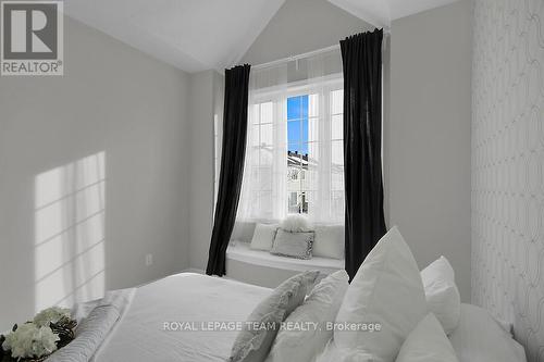 371 Meadowbreeze Drive, Ottawa, ON - Indoor Photo Showing Bedroom