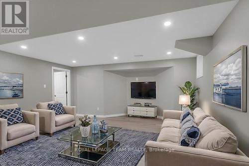 371 Meadowbreeze Drive, Ottawa, ON - Indoor Photo Showing Living Room