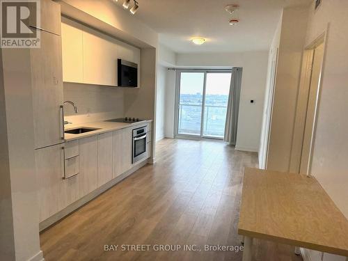 1015 - 2031 Kennedy Road, Toronto, ON - Indoor Photo Showing Kitchen