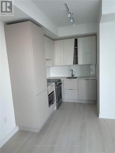 1710 - 3900 Confederation Parkway, Mississauga, ON - Indoor Photo Showing Kitchen