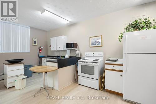 411 - 365 Geneva Street, St. Catharines (446 - Fairview), ON - Indoor Photo Showing Kitchen