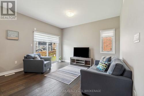 24 Lamb Crescent, Thorold, ON - Indoor Photo Showing Living Room