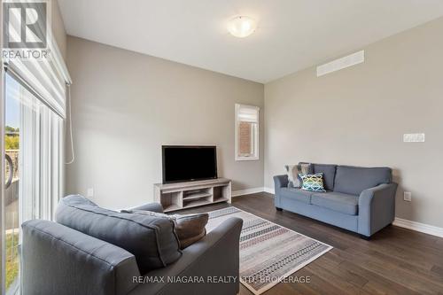 24 Lamb Crescent, Thorold, ON - Indoor Photo Showing Living Room