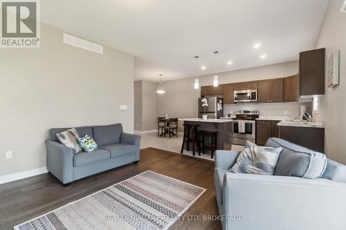 24 Lamb Crescent, Thorold, ON - Indoor Photo Showing Living Room