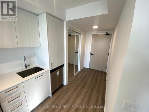 909 - 195 Commerce Street, Vaughan, ON - Indoor Photo Showing Kitchen