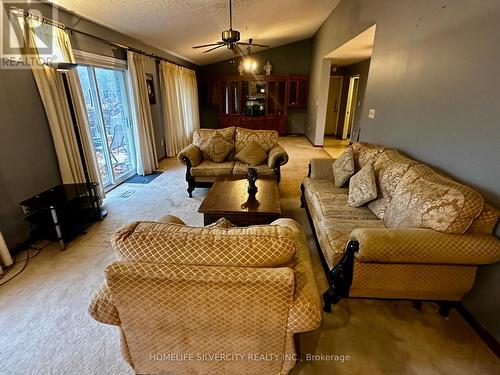 15216 Dixie Road, Caledon, ON - Indoor Photo Showing Living Room