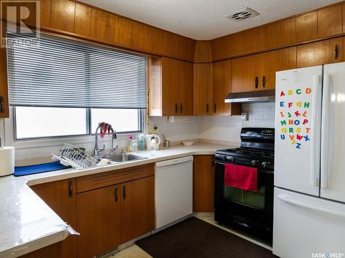 2615 Lacon Street, Regina, SK - Indoor Photo Showing Kitchen