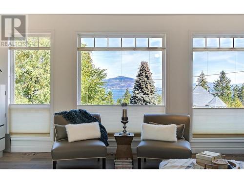 465 Okaview Road, Kelowna, BC - Indoor Photo Showing Living Room