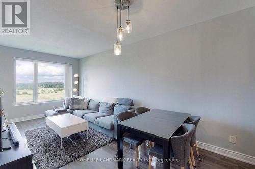 810 - 325 South Park Road, Markham, ON - Indoor Photo Showing Living Room