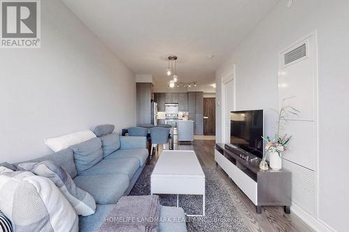 810 - 325 South Park Road, Markham, ON - Indoor Photo Showing Living Room