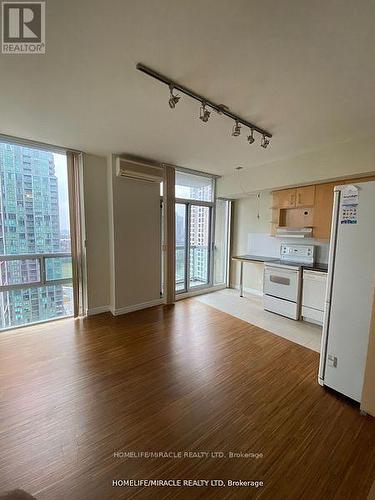 2307 - 3504 Hurontario Street, Mississauga, ON - Indoor Photo Showing Kitchen