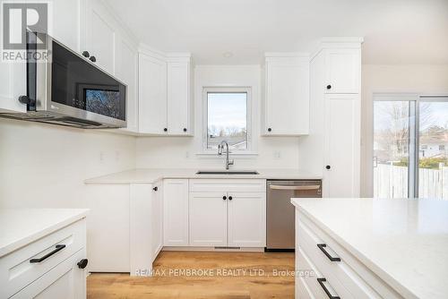 14 Durant Street, Petawawa, ON - Indoor Photo Showing Kitchen