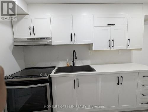 24 Richard Boyd Drive, East Gwillimbury, ON - Indoor Photo Showing Kitchen