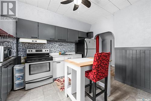 310 Grandview Street Sw, Moose Jaw, SK - Indoor Photo Showing Kitchen