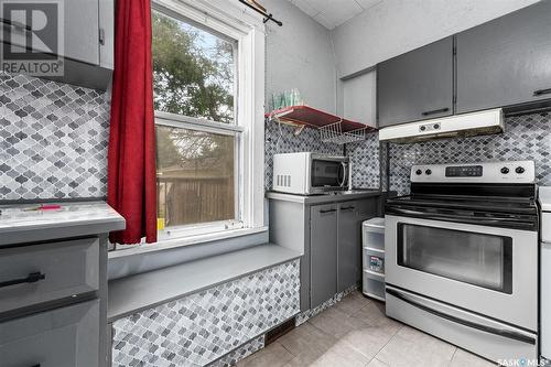 310 Grandview Street Sw, Moose Jaw, SK - Indoor Photo Showing Kitchen