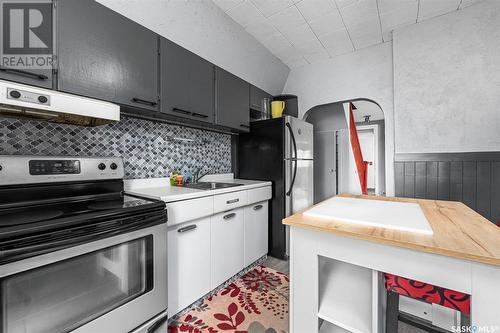 310 Grandview Street Sw, Moose Jaw, SK - Indoor Photo Showing Kitchen