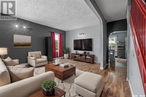 310 Grandview Street Sw, Moose Jaw, SK - Indoor Photo Showing Living Room