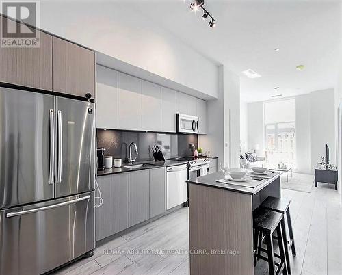 Bo411 - 133 Bronte Road, Oakville, ON - Indoor Photo Showing Kitchen With Upgraded Kitchen