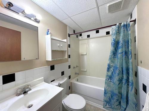 185 Market Street, Thunder Bay, ON - Indoor Photo Showing Bathroom