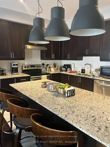 64-165 Hampshire Way, Milton, ON - Indoor Photo Showing Kitchen With Upgraded Kitchen