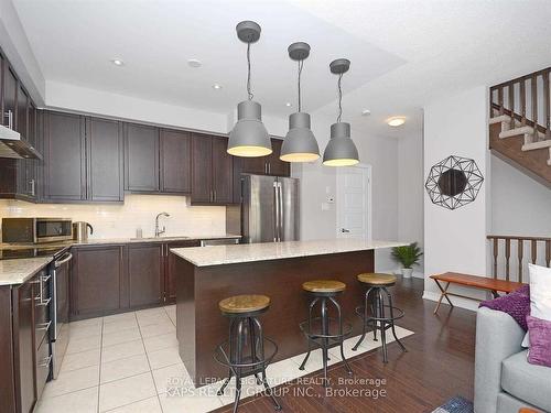 64-165 Hampshire Way, Milton, ON - Indoor Photo Showing Kitchen With Upgraded Kitchen