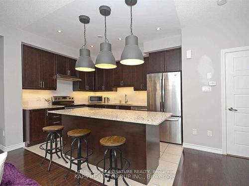 64-165 Hampshire Way, Milton, ON - Indoor Photo Showing Kitchen With Upgraded Kitchen