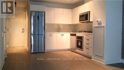 618 - 39 Brant Street, Toronto, ON - Indoor Photo Showing Kitchen